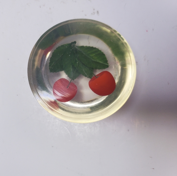 Lucite paper weight with cherries - Picture 5 of 6